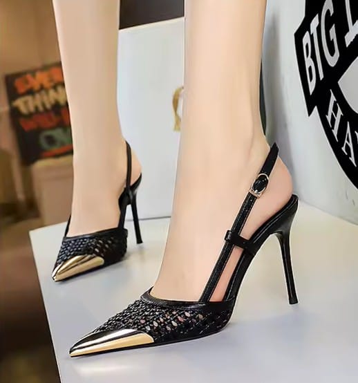 Scarpin Slingback com Trama Salto Alto e Ponteira Dourada - 9,5cm