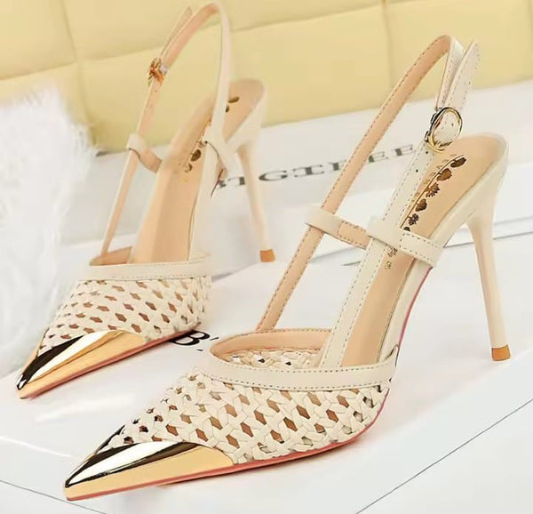 Scarpin Slingback com Trama Salto Alto e Ponteira Dourada - 9,5cm