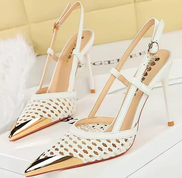 Scarpin Slingback com Trama Salto Alto e Ponteira Dourada - 9,5cm