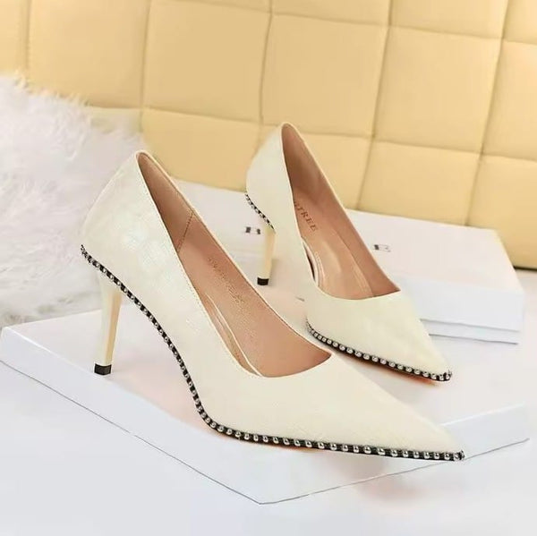Scarpin Salto Alto com Textura Croco e Contorno em Tachas - 8,5cm e 10,5cm