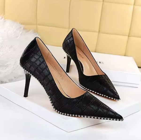 Scarpin Salto Alto com Textura Croco e Contorno em Tachas - 8,5cm e 10,5cm