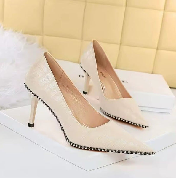 Scarpin Salto Alto com Textura Croco e Contorno em Tachas - 8,5cm e 10,5cm