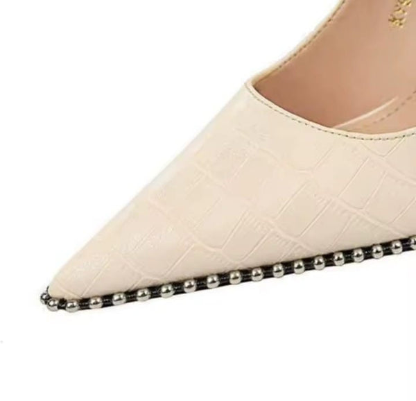 Scarpin Salto Alto com Textura Croco e Contorno em Tachas - 8,5cm e 10,5cm