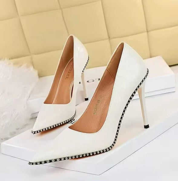 Scarpin Salto Alto com Textura Croco e Contorno em Tachas - 8,5cm e 10,5cm