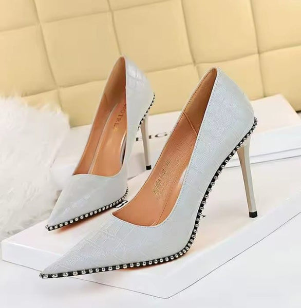 Scarpin Salto Alto com Textura Croco e Contorno em Tachas - 8,5cm e 10,5cm