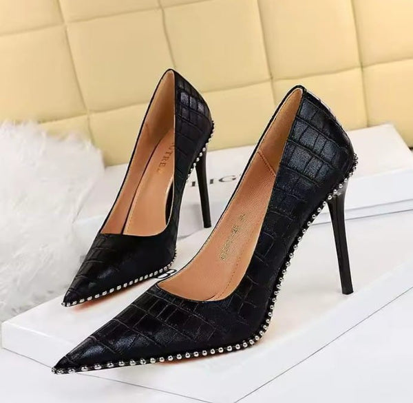 Scarpin Salto Alto com Textura Croco e Contorno em Tachas - 8,5cm e 10,5cm