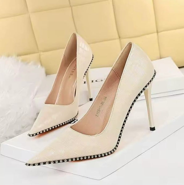 Scarpin Salto Alto com Textura Croco e Contorno em Tachas - 8,5cm e 10,5cm