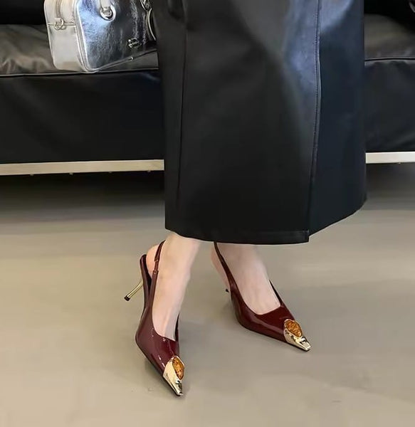 Scarpin Slingback Verniz com Ponteira de Metal e Pedra Salto Escultural - 6cm e 9cm