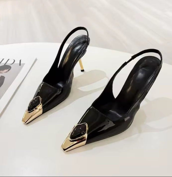 Scarpin Slingback Verniz com Ponteira de Metal e Pedra Salto Escultural - 6cm e 9cm
