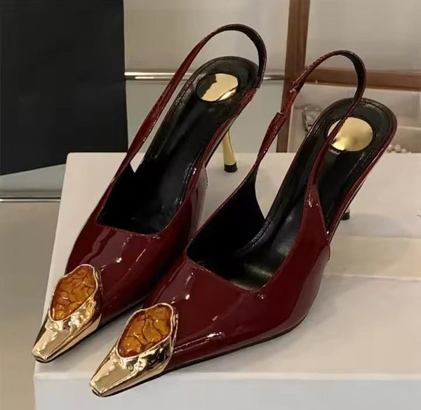 Scarpin Slingback Verniz com Ponteira de Metal e Pedra Salto Escultural - 6cm e 9cm
