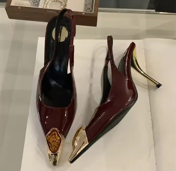 Scarpin Slingback Verniz com Ponteira de Metal e Pedra Salto Escultural - 6cm e 9cm