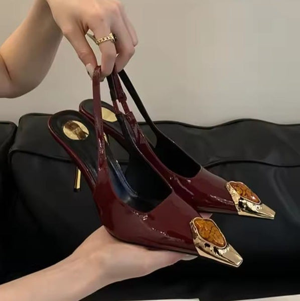 Scarpin Slingback Verniz com Ponteira de Metal e Pedra Salto Escultural - 6cm e 9cm