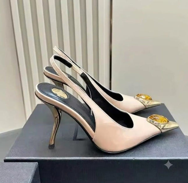Scarpin Salto Alto Verniz com Ponteira Ouro e Pedra Âmbar