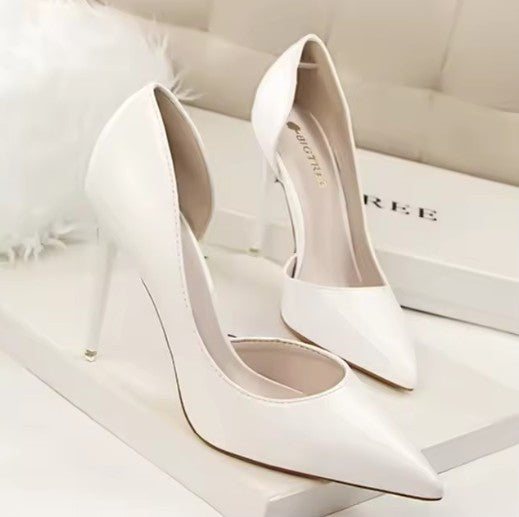 Scarpin Verniz Salto Alto Fino com Abertura Lateral