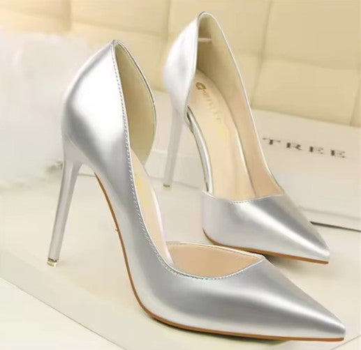 Scarpin Verniz Salto Alto Fino com Abertura Lateral