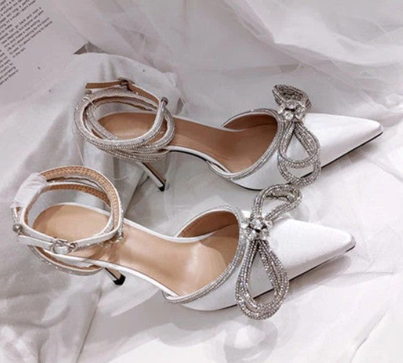 Scarpin Salto Alto Fino com Laço de Strass e Cordão de Enrolamento