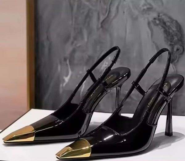 Scarpin Slingback Preto Verniz Salto Alto Fino com Bico de Metal