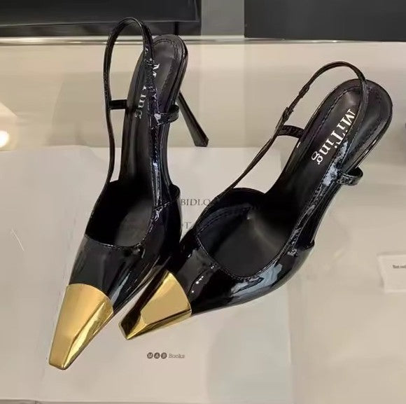 Scarpin Slingback Preto Verniz Salto Alto Fino com Bico de Metal