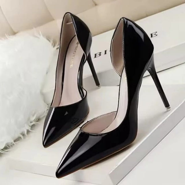 Scarpin Verniz Salto Alto Fino com Abertura Lateral