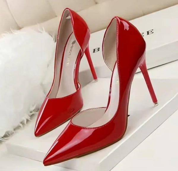 Scarpin Verniz Salto Alto Fino com Abertura Lateral