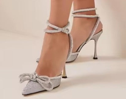 Scarpin Salto Alto Fino Cinza com Glitter e Laço de Strass