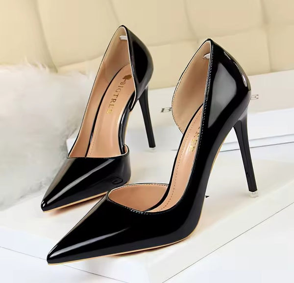 Scarpin Verniz Salto Alto Fino com Abertura Lateral - 7.5cm e 9.5cm