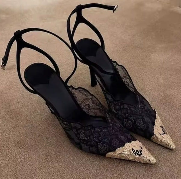 Scarpin Salto Médio de Renda com Ponteira de Metal Dourado 7cm