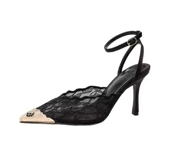 Scarpin Salto Médio de Renda com Ponteira de Metal Dourado 7cm