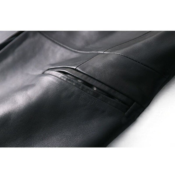 Blazer feminino alongado em couro sintético com lapela, botão único e modelagem estruturada