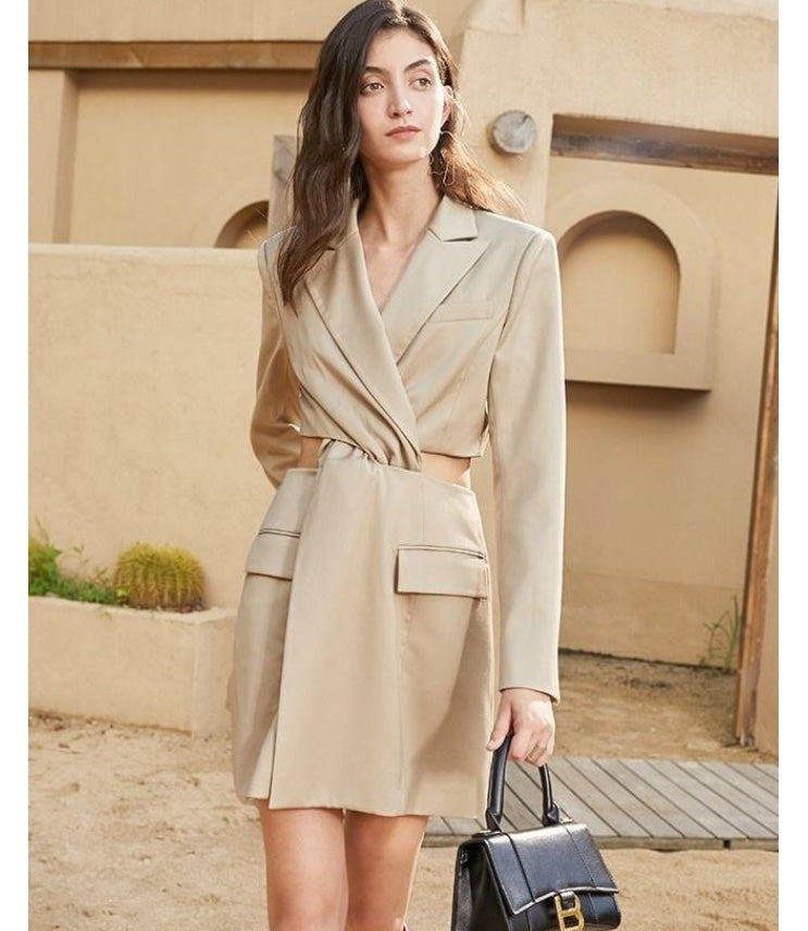 Blazer feminino alongado com recorte na cintura, modelagem estruturada e bolsos decorativos, ideal para looks sofisticados