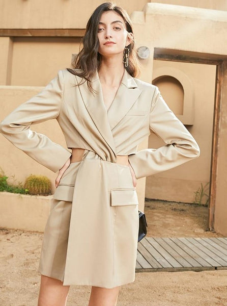 Blazer feminino alongado com recorte na cintura, modelagem estruturada e bolsos decorativos, ideal para looks sofisticados