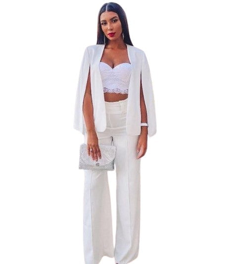 Blazer feminino tipo capa com recortes nos ombros, caimento reto e estrutura alfaiatada, ideal para eventos elegantes.