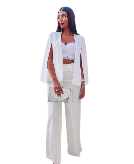 Blazer feminino tipo capa com recortes nos ombros, caimento reto e estrutura alfaiatada, ideal para eventos elegantes.