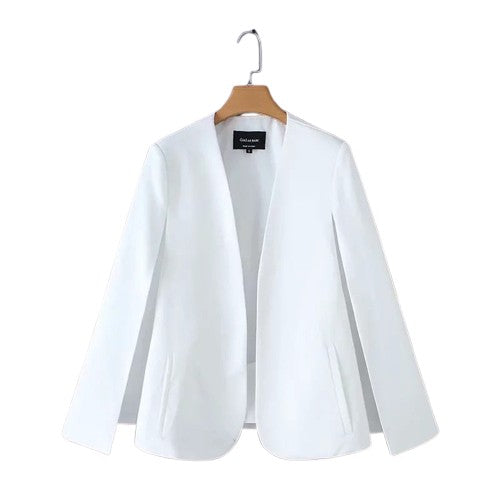 Blazer feminino tipo capa com recortes nos ombros, caimento reto e estrutura alfaiatada, ideal para eventos elegantes.