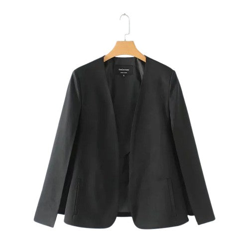 Blazer feminino tipo capa com recortes nos ombros, caimento reto e estrutura alfaiatada, ideal para eventos elegantes.