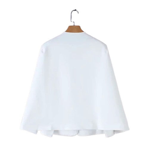 Blazer feminino tipo capa com recortes nos ombros, caimento reto e estrutura alfaiatada, ideal para eventos elegantes.