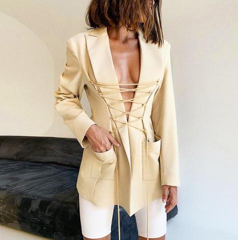 Blazer feminino estruturado com comprimento alongado e detalhe de amarração frontal ajustável, modelagem acinturada moderna