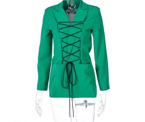 Blazer feminino estruturado com comprimento alongado e detalhe de amarração frontal ajustável, modelagem acinturada moderna