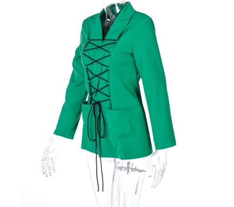 Blazer feminino estruturado com comprimento alongado e detalhe de amarração frontal ajustável, modelagem acinturada moderna