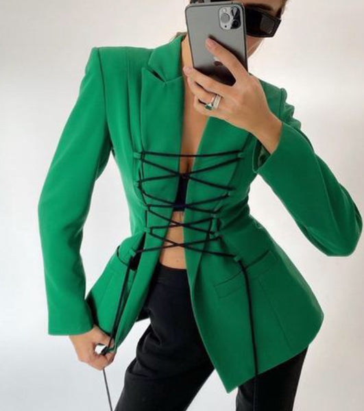 Blazer feminino estruturado com comprimento alongado e detalhe de amarração frontal ajustável, modelagem acinturada moderna
