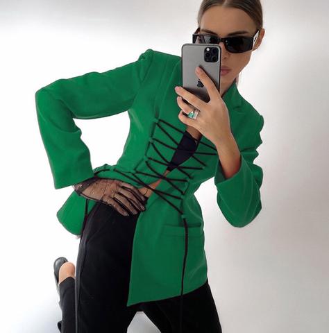 Blazer feminino estruturado com comprimento alongado e detalhe de amarração frontal ajustável, modelagem acinturada moderna