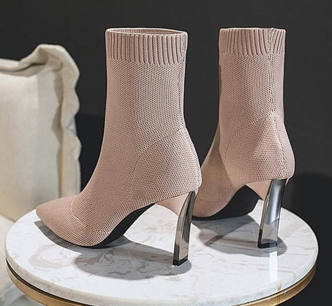 Bota feminina cano curto com salto alto em lâmina, modelagem meia elástica, bico fino e design moderno