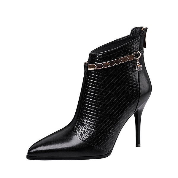Bota feminina cano curto com salto médio fino, bico fino e tira metálica decorativa no tornozelo
