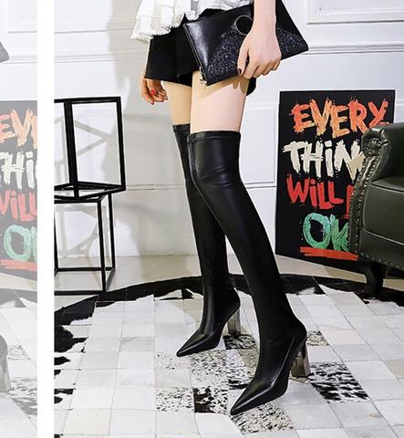 Bota over the knee feminina com bico fino, couro sintético e salto grosso de metal, estilo elegante e moderno para looks de inverno.