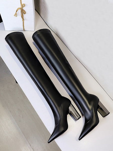 Bota over the knee feminina com bico fino, couro sintético e salto grosso de metal, estilo elegante e moderno para looks de inverno.