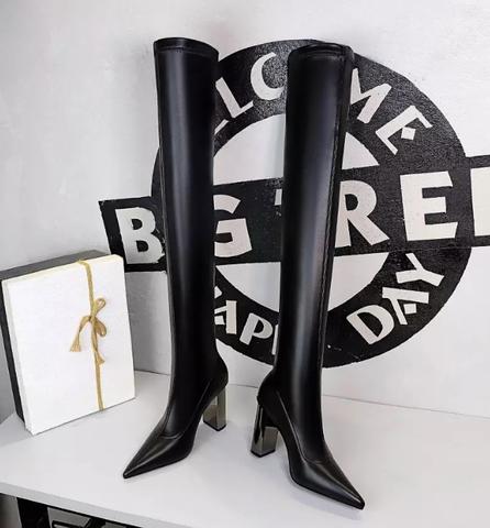 Bota over the knee feminina com bico fino, couro sintético e salto grosso de metal, estilo elegante e moderno para looks de inverno.