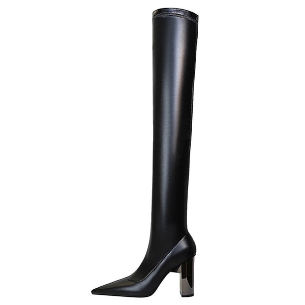 Bota over the knee feminina com bico fino, couro sintético e salto grosso de metal, estilo elegante e moderno para looks de inverno.