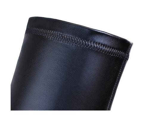 Bota over the knee feminina com bico fino, couro sintético e salto grosso de metal, estilo elegante e moderno para looks de inverno.
