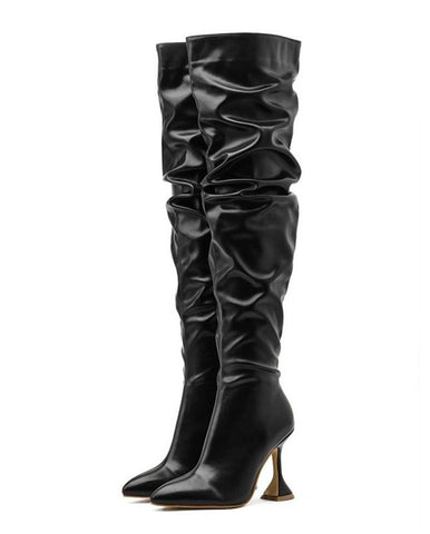 Bota feminina over the knee em couro sintético com acabamento plissado e salto taça alto, modelo acima do joelho.