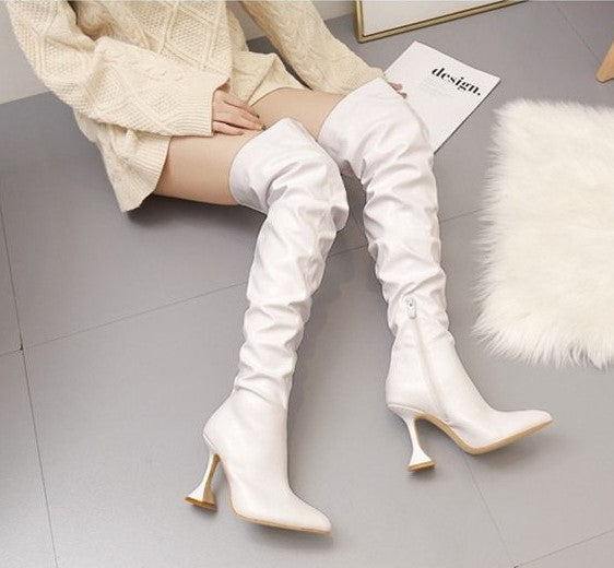 Bota feminina over the knee em couro sintético com acabamento plissado e salto taça alto, modelo acima do joelho.
